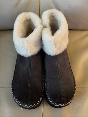Earth Origins Suede Booties - Charcoal Gray & Cream with Detailed Stitching. 8.5